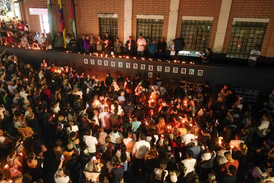 En Bello se realizó un minuto de silencio por las víctimas del accidente de un bus con estudiantes del municipio que cayó a un abismo en Segovia.