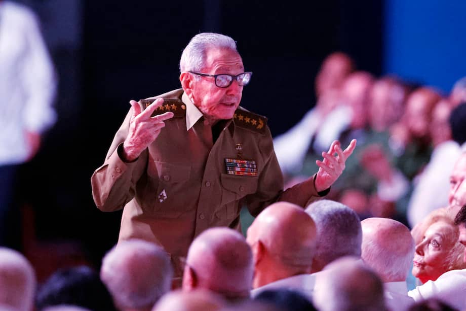 El expresidente de Cuba Raúl Castro asiste a la conmemoración el centenario del natalicio del líder de la Revolución cubana, Fidel Castro (1926-2016), este jueves, en el teatro Karl Marx en La Habana (Cuba).