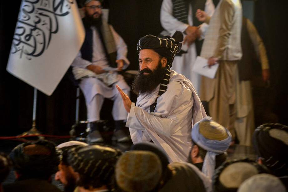 El ministro de Refugiados de Afganistán, Khalil Ur-Rahman Haqqani, llega para asistir a una reunión celebrada para conmemorar el primer aniversario de su regreso al poder en Afganistán en Kabul el 15 de agosto de 2022.