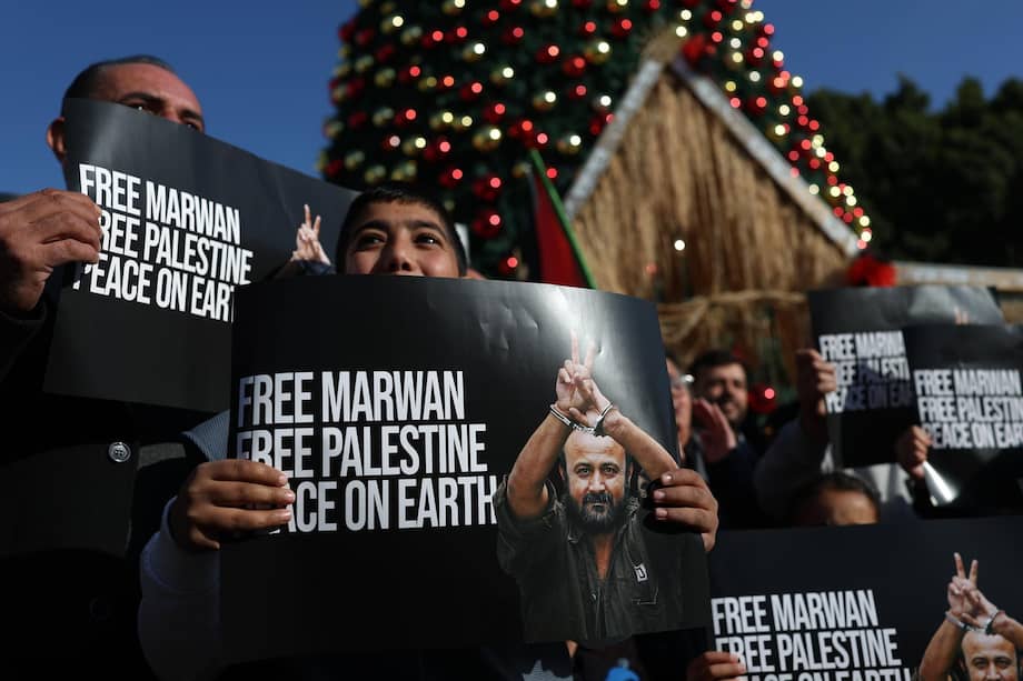 Activistas palestinos sostienen pancartas que piden la liberación del palestino encarcelado Marwan Barghouti.