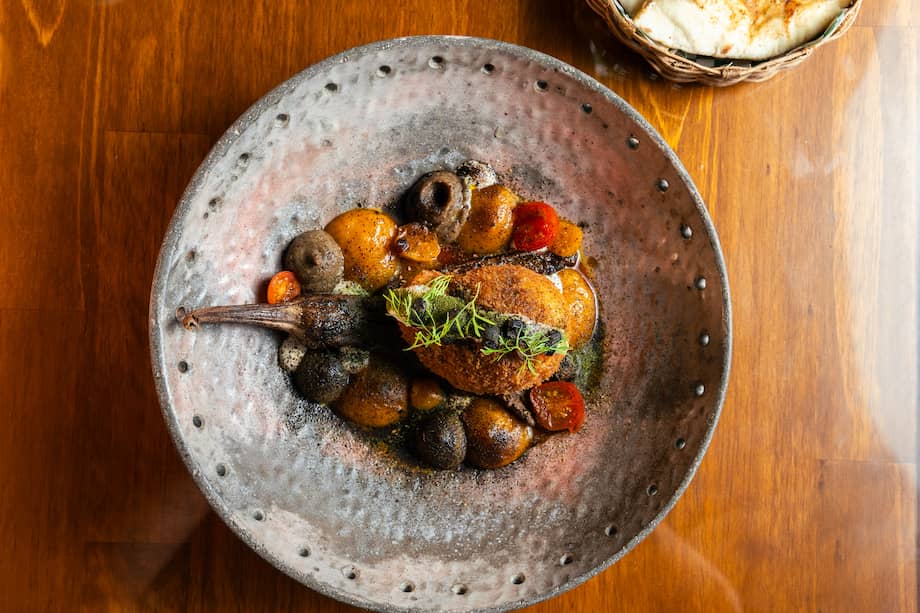 Burrata de berenjena, miso, panela, plátano, auyama, uchuva y tomates confitados, pan naan, propuesta del restaurante deIndias en Cartagena, Colombia.
