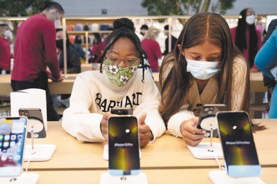 Apple dispone de una función llamada ‘Análisis del dispositivo y la privacidad’, que dice velar por la protección de la información de las cuentas de los usuarios, para que estos puedan escoger lo que quieren compartir e indica que toda la información se recopila y se trata de acuerdo con la política de privacidad de Apple.