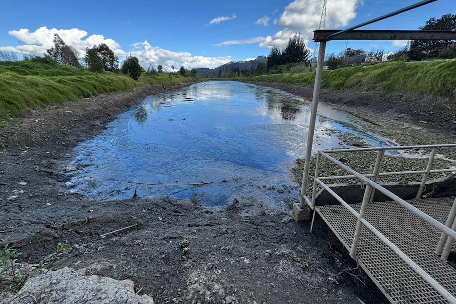 La Corporación Autónoma Regional de Cundinamarca (CAR) lanzó una alerta a municipios e industrias de la Sabana de Bogotá por el déficit de agua, reflejado en bajos caudales y el descenso sostenido de los embalses.