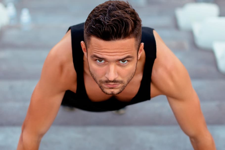 Los pectorales, también conocidos como músculos pectorales o “pecs”, son un grupo muscular que se encuentra en la parte delantera del torso, en el área del pecho.