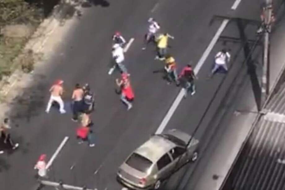 En los videos se observan a los hinchas atacándose mutuamente con machetes. / Captura de video de Twitter.