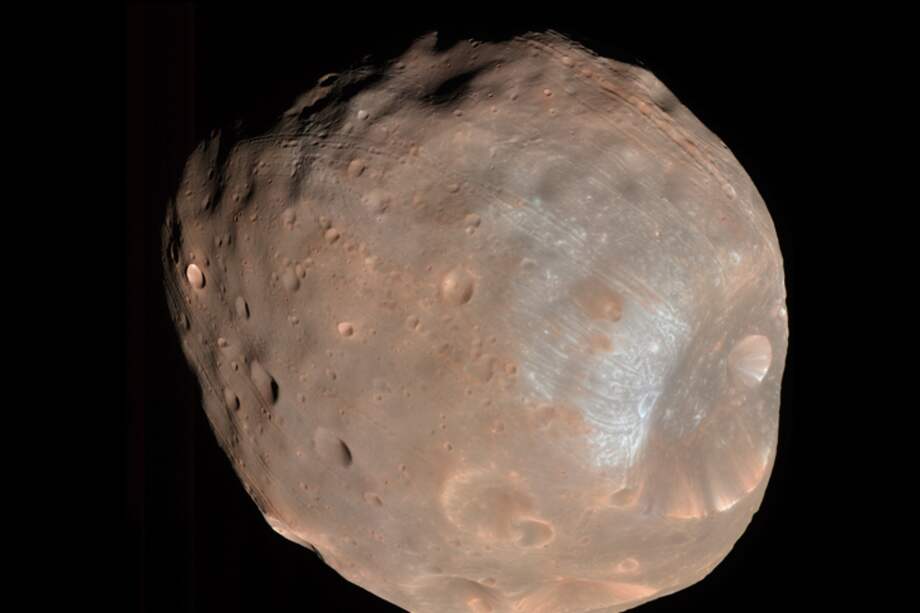 La cámara del Experimento científico de imágenes de alta resolución (HiRISE) del Orbitador de reconocimiento de Marte de la NASA tomó dos imágenes de la mayor de las dos lunas de Marte, Fobos, con una diferencia de 10 minutos el 23 de marzo de 2008. Crédito de la imagen: NASA/JPL/Universidad de Arizona