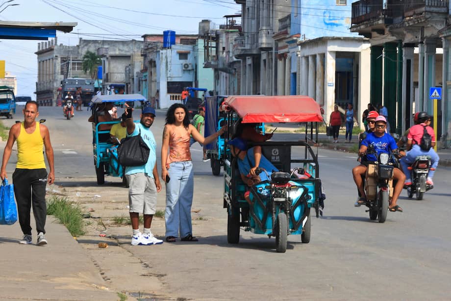 Personas hablan en una calle este jueves en La Habana (Cuba).