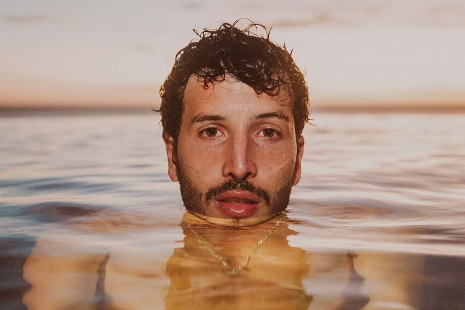 El artista colombiano comienza el verano con una fiesta en la que se podrá escuchar una nueva versión del éxito "Tacones rojos", en compañía de DJ Tiesto.