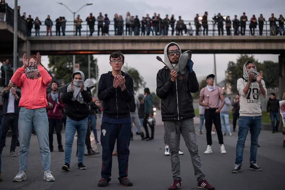 La Alcaldía de Bogotá decretó toque de queda por los disturbios que han ocurrido ea lo largo del viernes en diferentes puntos de la ciudad. / Mauricio Alvarado - El Espectador
