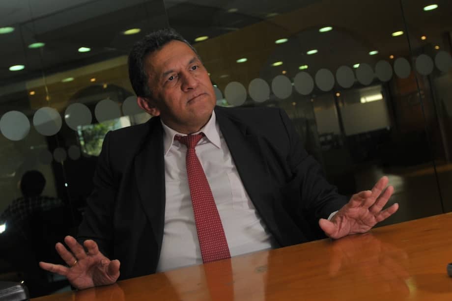 Luis Fernando Almario está siendo investigado por su presunta participación en al menos 30 casos de asesinato, desplazamiento y secuestro relacionados con la Familia Turbay Cote.