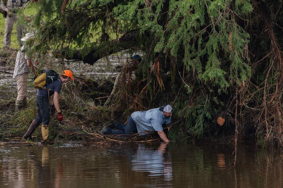 Los trabajadores de búsqueda y recuperación excavan entre los escombros en busca de sobrevivientes o restos de personas arrastradas por las inundaciones repentinas cerca de Camp Mystic.