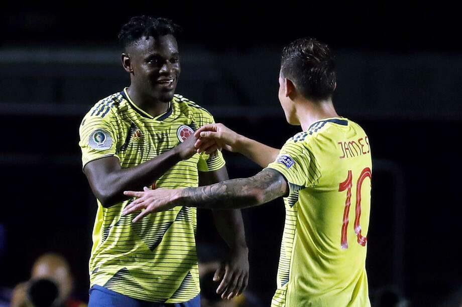 Duván Zapata y James Rodríguez, tras el gol que dio el triunfo sobre Catar. / EFE