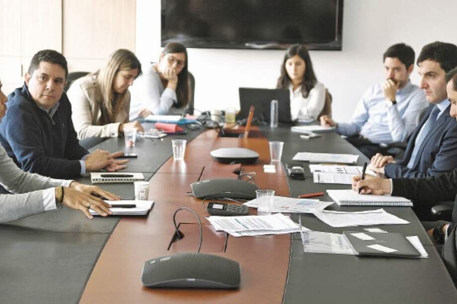 A la izquierda el equipo de Sempli frente a los jurados. Al fondo los observadores, quienes no podían intervenir. / / Óscar Pérez