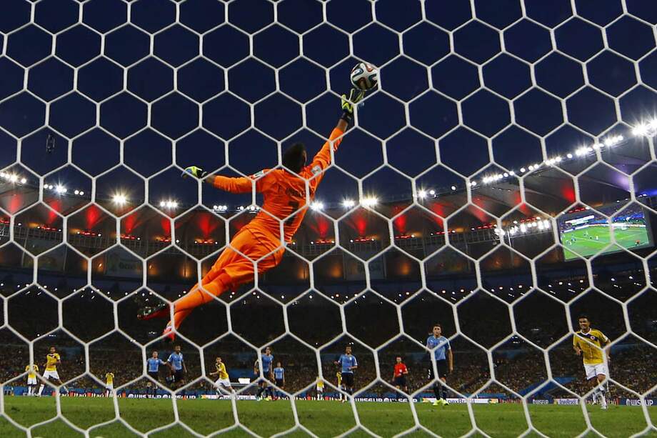 James Rodríguez anota un gol a Uruguay en la copa del mundo Brasil 2014./REUTERS