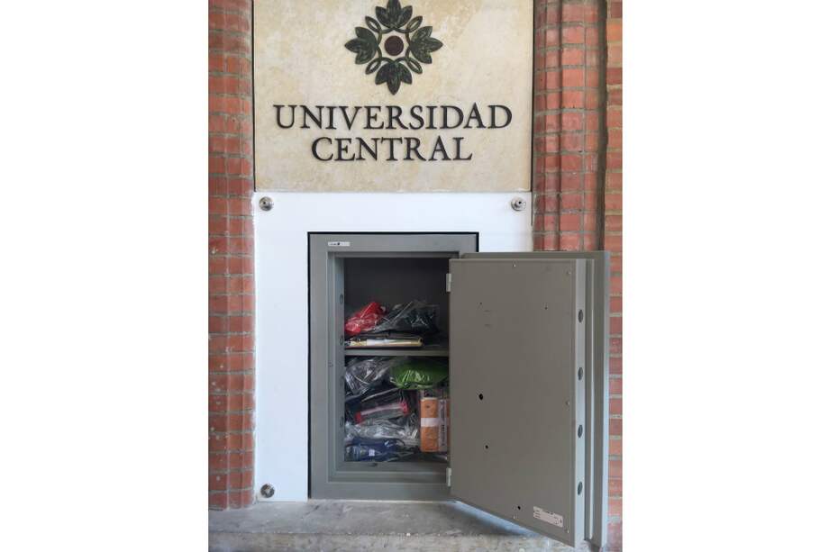 La urna que no se abrirá sino hasta 2066 en la Universidad Central. / Cortesía