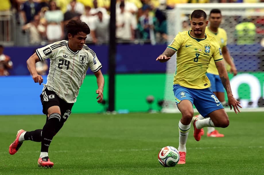 Kaishu Sano, jugador de Japón y Bruno Guimaraes, jugador de Brasil.