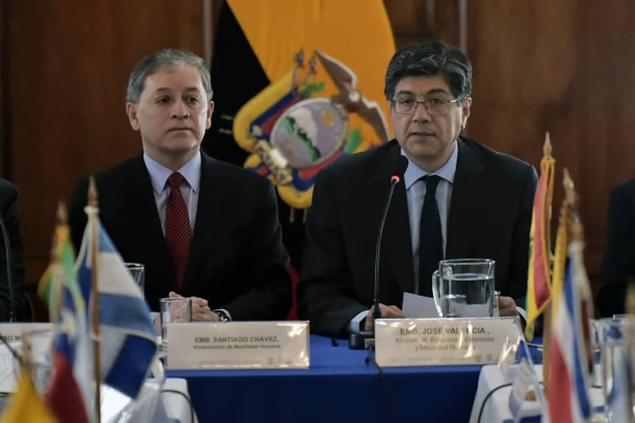 El canciller y el vicecanciller ecuatorianos hablan durante la reunión para tratar la crisis migratoria venezolana, en Quito. / AFP