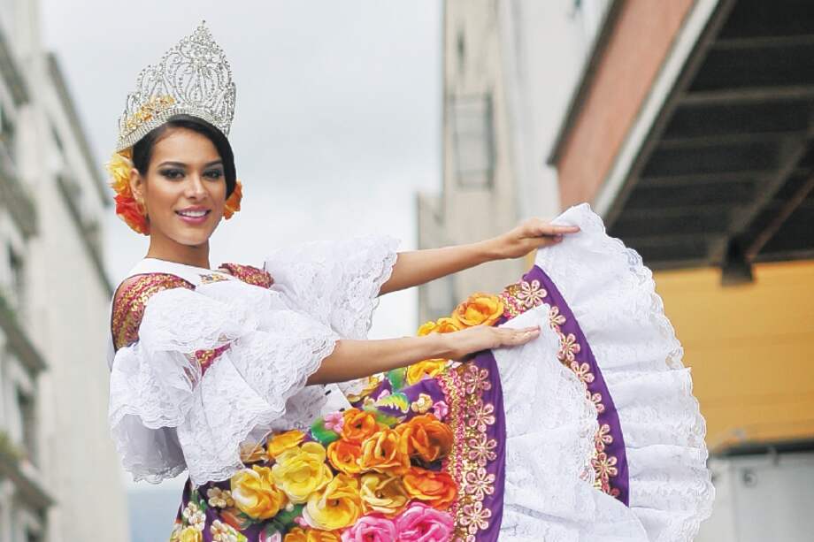 Paola Joven, luciendo orgullosamente el vestido insignia del bambuco, asegura que más que un reinado este evento es el sentir de una cultura. / Óscar Pérez - El Espectador
