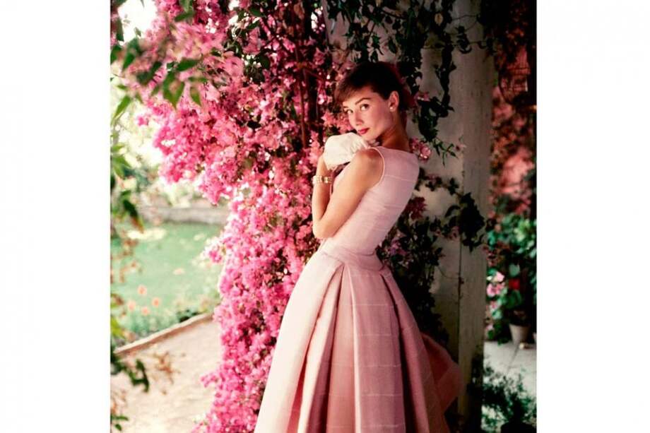 otografía cedida por la National Portrait Gallery de Audrey Hepburn con un vestido de Gyvenchy. Las fotos más íntimas y menos reconocidas de Audrey Hepburn, una de las actrices más famosas de la historia del cine, serán expuestas en julio de 2015 en la National Portrait Gallery de Londres.