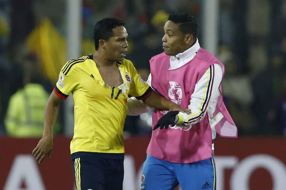 Carlos Bacca reaccionó a la agresión de Neymar y terminó expulsado. Foto: AFP