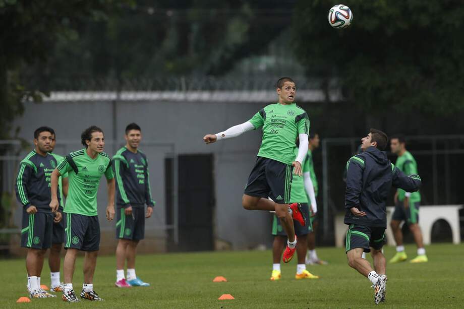 El ‘Chicharito’ Hernández e Isaac Brizuela en un entrenamiento mexicano. / EFE
