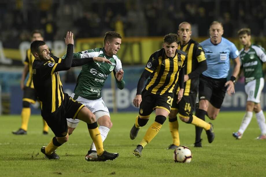 El argentino Agustín Palavecino disputando un balón en la derrota ante Peñarol en Uruguay. / AFP