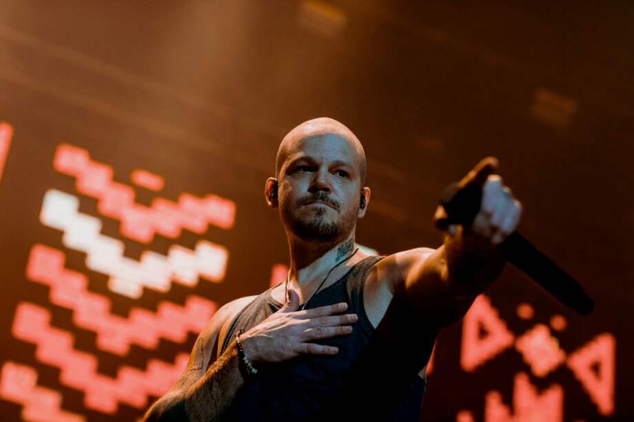 El vídeo fue rodado en una iglesia donde una joven actriz recrea y reencarna los pensamientos de Residente. / Captura de video