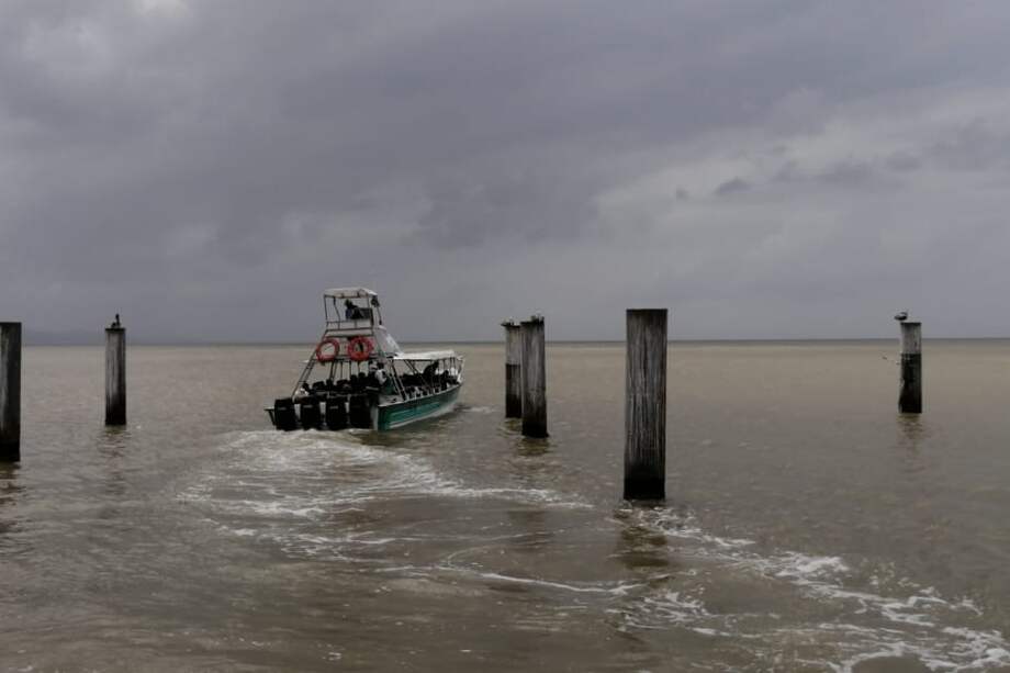 Las autoridades locales dispusieron ocho embarcaciones para la salida de los migrantes.