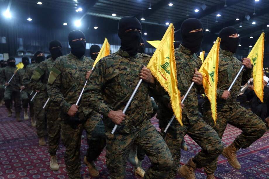 Miembros de Hezbolá ondean su bandera durante un desfile en Líbano.