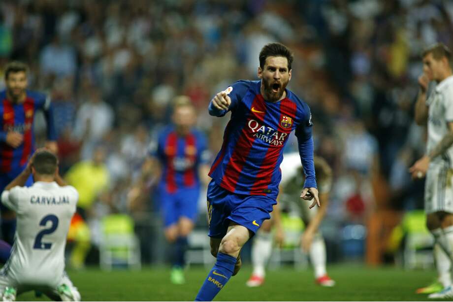 El argentino Lionel Messi, número 10 del Barcelona, festeja el golazo agónico que le dio el triunfo a Barcelona 2-3 sobre Real Madrid, este domingo, en el estadio Santiago Bernabéu. / AFP