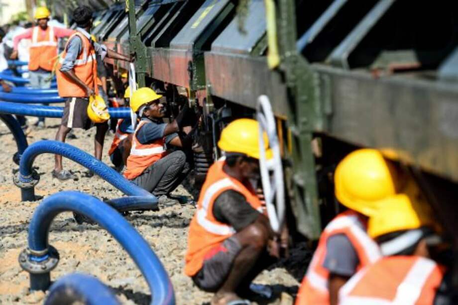 El tren cargado con 2,5 millones de litros de agua llegó a la ciudad india de Chennai este viernes. / AFP