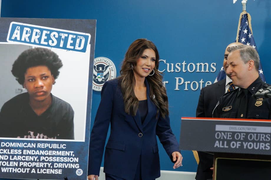 La secretaria del Departamento de Seguridad Nacional, Kristi Noem, llega a una conferencia de prensa en Nueva York.