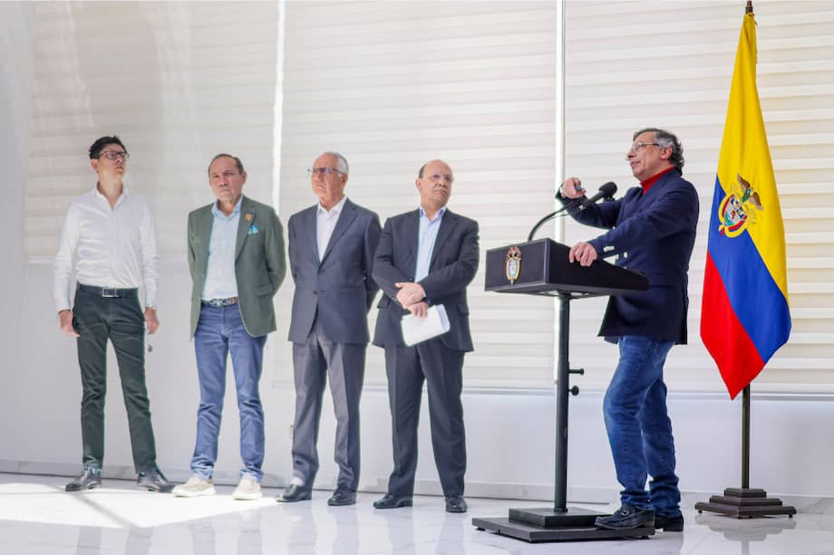 Los ministros Daniel Rojas (Educación), Antonio Sanguino (Trabajo), Alfonso Jaramillo (Salud), Germán Ávila (Hacienda) y el presidente Gustavo Petro durante la alocución de este 23 de diciembre.