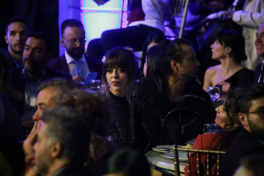 Luna Baxter y el director Klych López durante la ceremonia de los premios Macondo. / Revista Vea