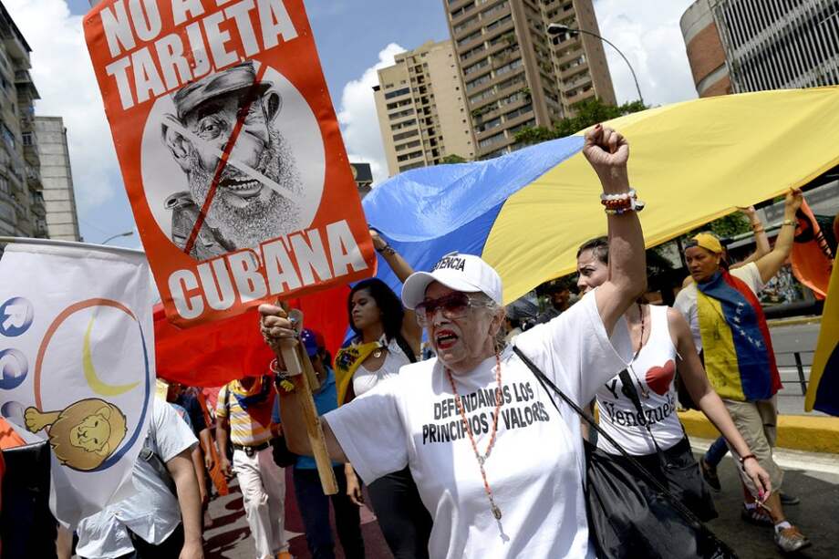 Ciudadanos realizan marchas en Venezuela por la paz