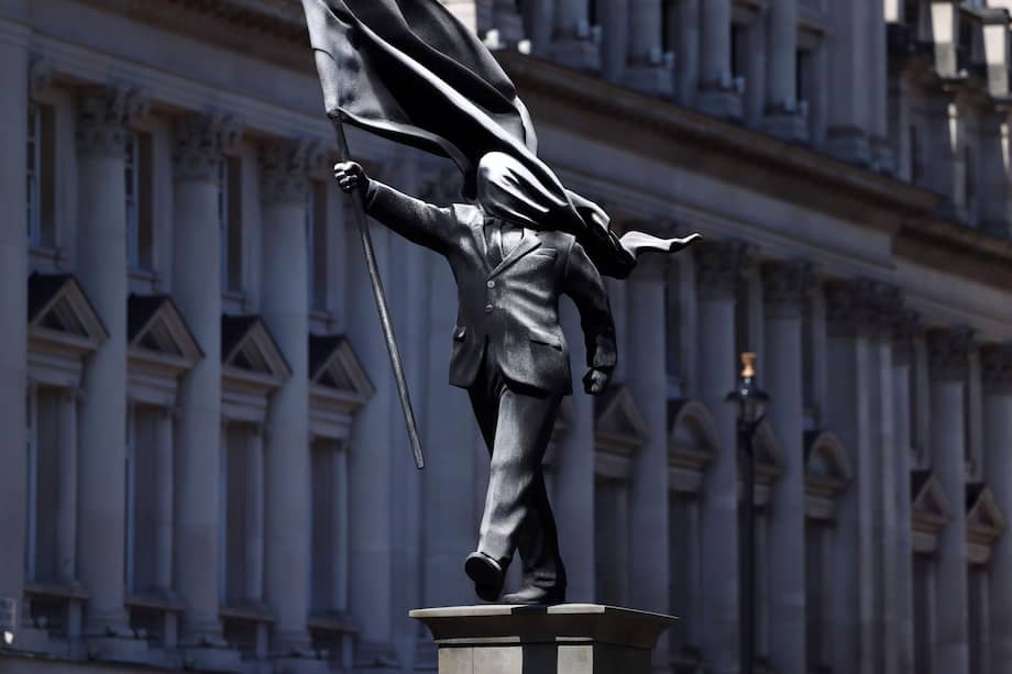 Esta estatua de un hombre ondeando una bandera que desciende de un pedestal en el centro de Londres, es una de las obras más recientes del artisa:1 de mayo de 2026.