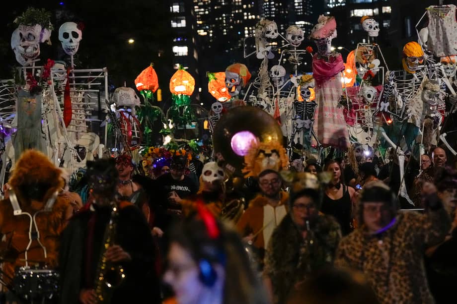 Miles de personas disfrazadas participaron en el 51° Desfile Anual de Halloween en Greenwich Village, considerado el más grande del mundo.