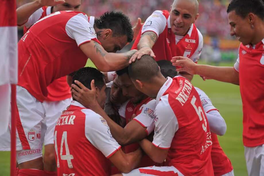 Carlos Valdés, junto a sus compañeros, celebrando el gol de Independiente Santa Fe.