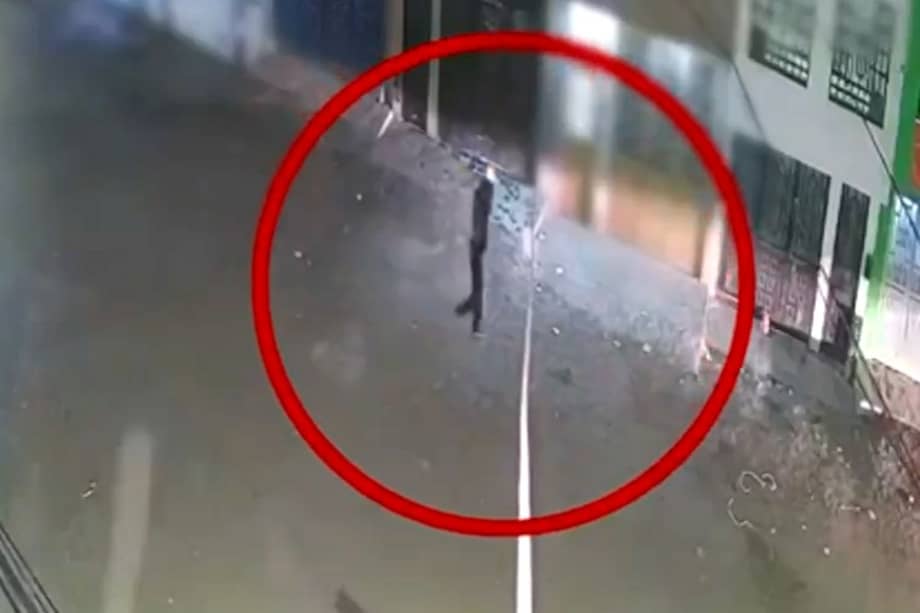 Cámaras de seguridad captaron a varios integrantes disparando en las fachadas de las casas de las víctimas.