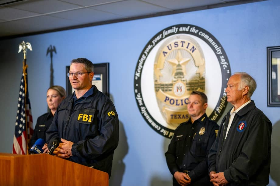 El agente especial del FBI, Alex Doran, habla durante una rueda de prensa sobre el tiroteo masivo en el bar Buford's, en Austin.