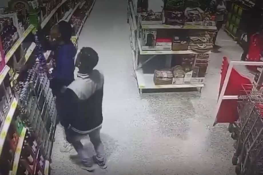 Mientras unos distraían a la cajera, otros miembros de la banda robaban implementos como café y papel higiénico.