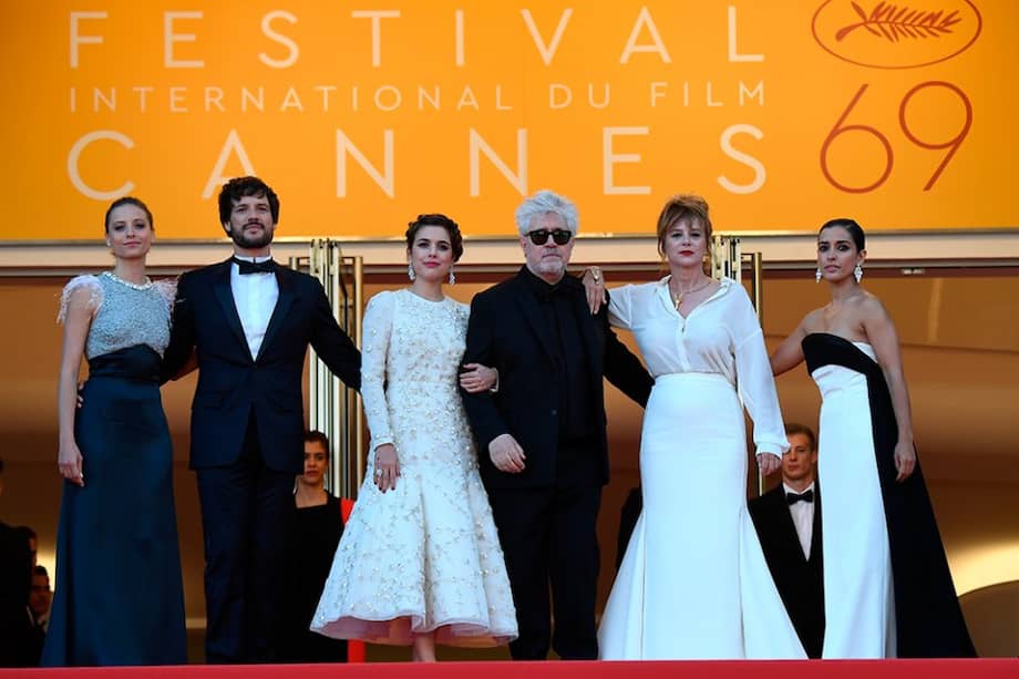 Michelle Jenner, Daniel Grao, Adriana Ugarte, Pedro Almodóvar, Emma Suárez e Inma Cuesta en el estreno de "Julieta" en Cannes. / AFP