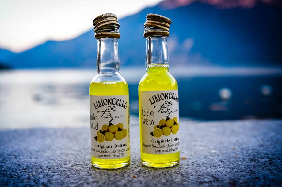 El limoncello se elabora a partir de cáscaras de limón maceradas en alcohol y suele servirse muy frío, en copas pequeñas.