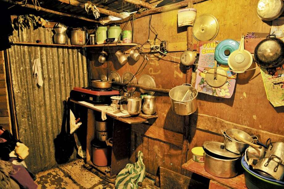 Esta es la vivienda que hace un año le entregó Techo a Ernestina Vega, desplazada por los paramilitares en 2006. / Fotos: Andrés Torres