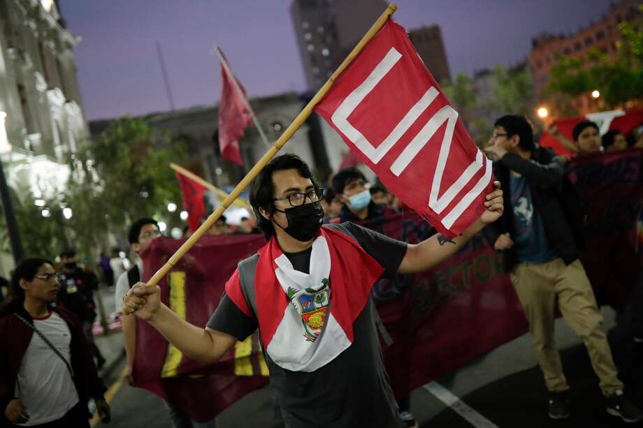 Personas se manifestaron en apoyo a Pedro Castillo en la Plaza San Martín el 15 de diciembre.