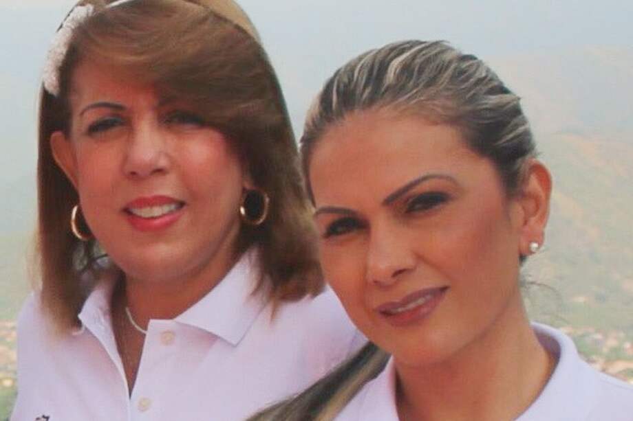 La gobernadora Clara Luz Roldán y su secretaria privada, Sandra Romero. Según Roldán, quien lamentó el caso positivo de su funcionaria, el cerco busca evitar la propagación del virus.