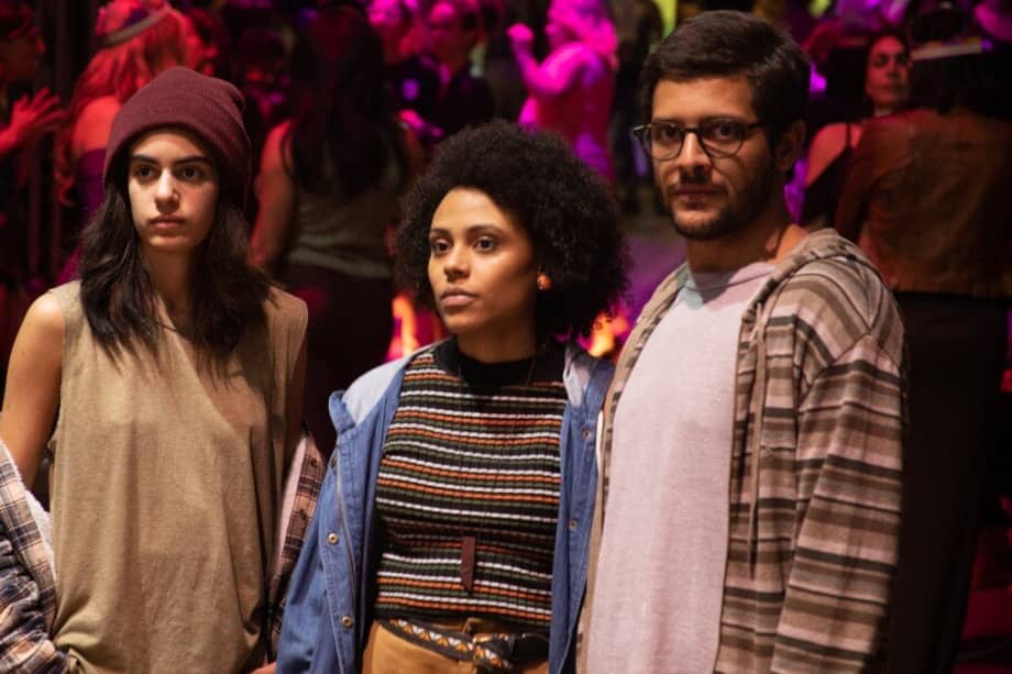 Los actores Juliana Gerais (Maia), Clara Gallo (Rafa) y Kelner Macêdo (Vini) en "Todxs Nosotrxs" de HBO. / Cortesía