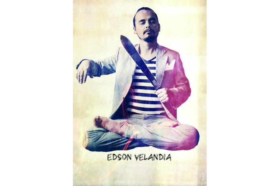 Edson Velandia se paró ante la orquesta para dirigir el primer ensayo de su Sinfonía Municipal No. 8 y en lugar de batuta sacó un machete. / Cortesía Nova et Vetera Colombia