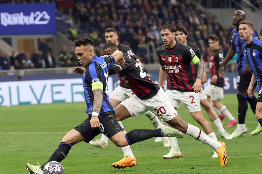 Lautaro Martínez del Inter de Milán anota el gol 1-0 durante el partido de vuelta de la semifinal de la Liga de Campeones de la UEFA entre el FC Inter y el AC Milan, en Milán, Italia, el 16 de mayo de 2023.