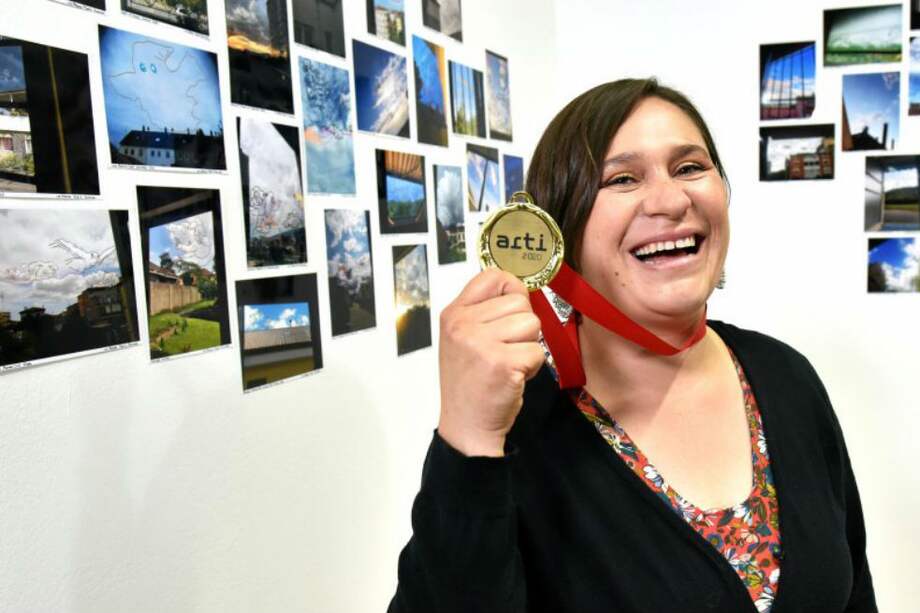 Luz Helena Marín se convirtió en “La dama de la nube” gracias a las fotografías de las ventanas que sus contactos de Facebook le enviaron para construir la obra por la que fue reconocida en Alemania.